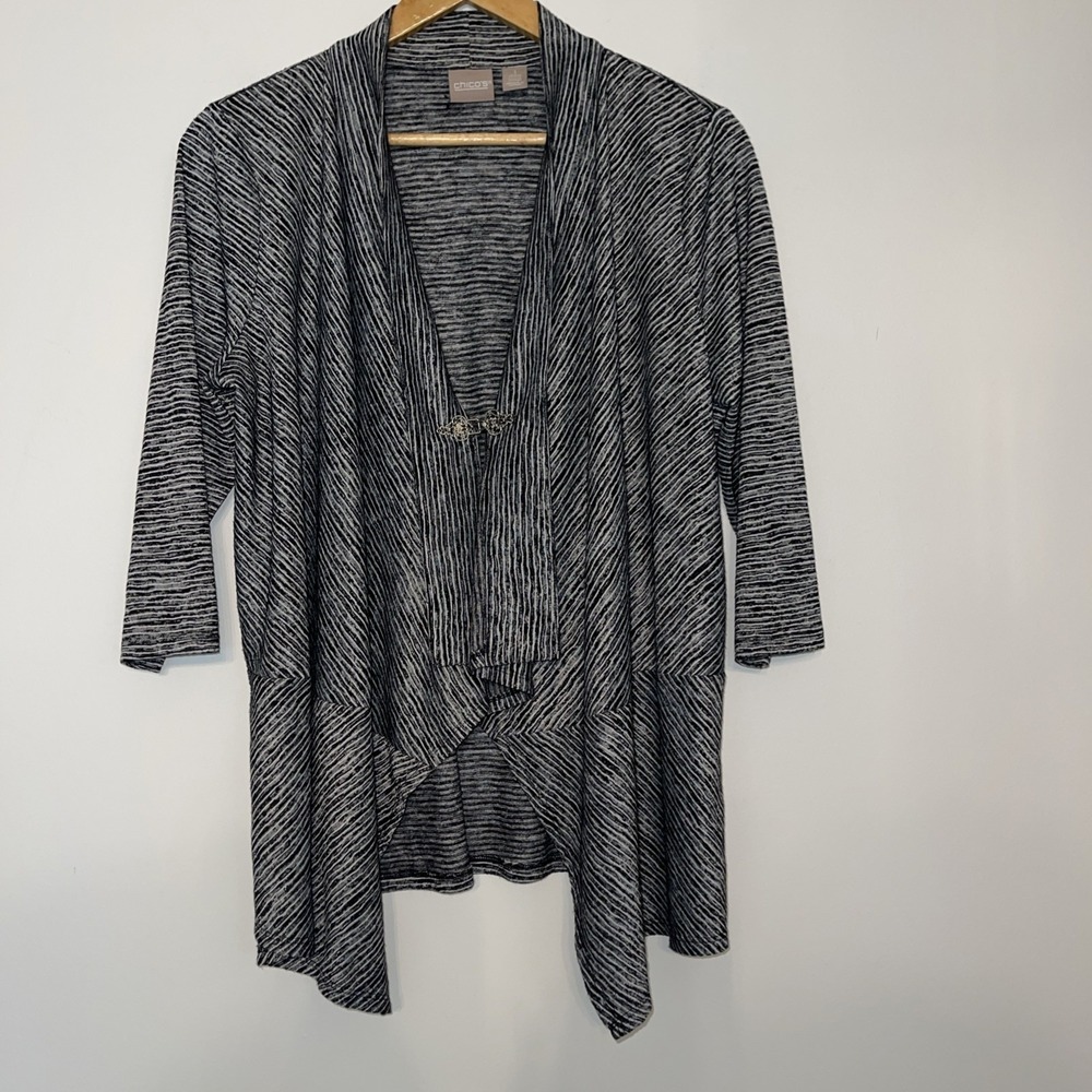 Chicos Size 1 Cardigan Black White Textured Clasp Front 3/4 Sleeve Womens